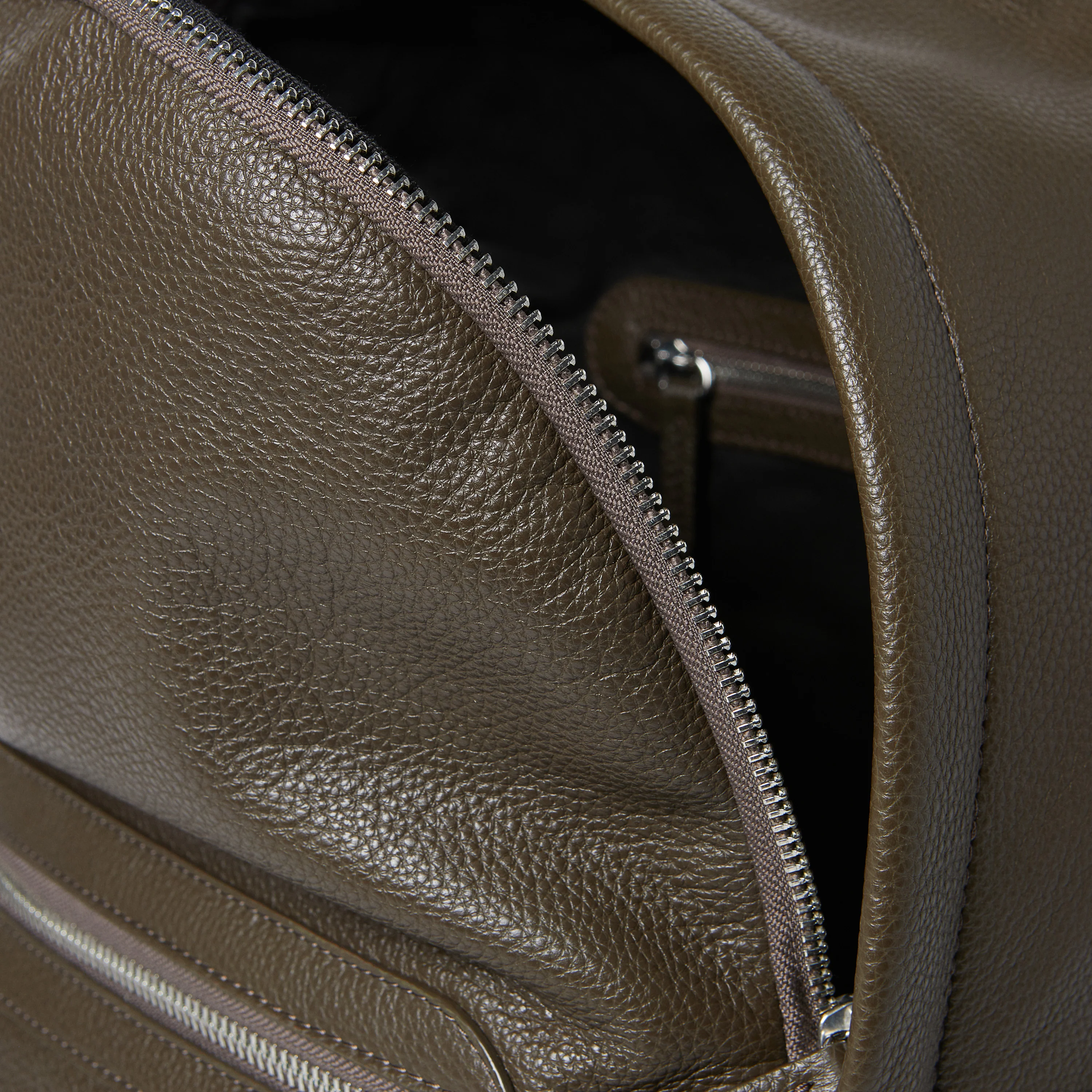 Full-Grain Leather Classic Backpack - Image 3