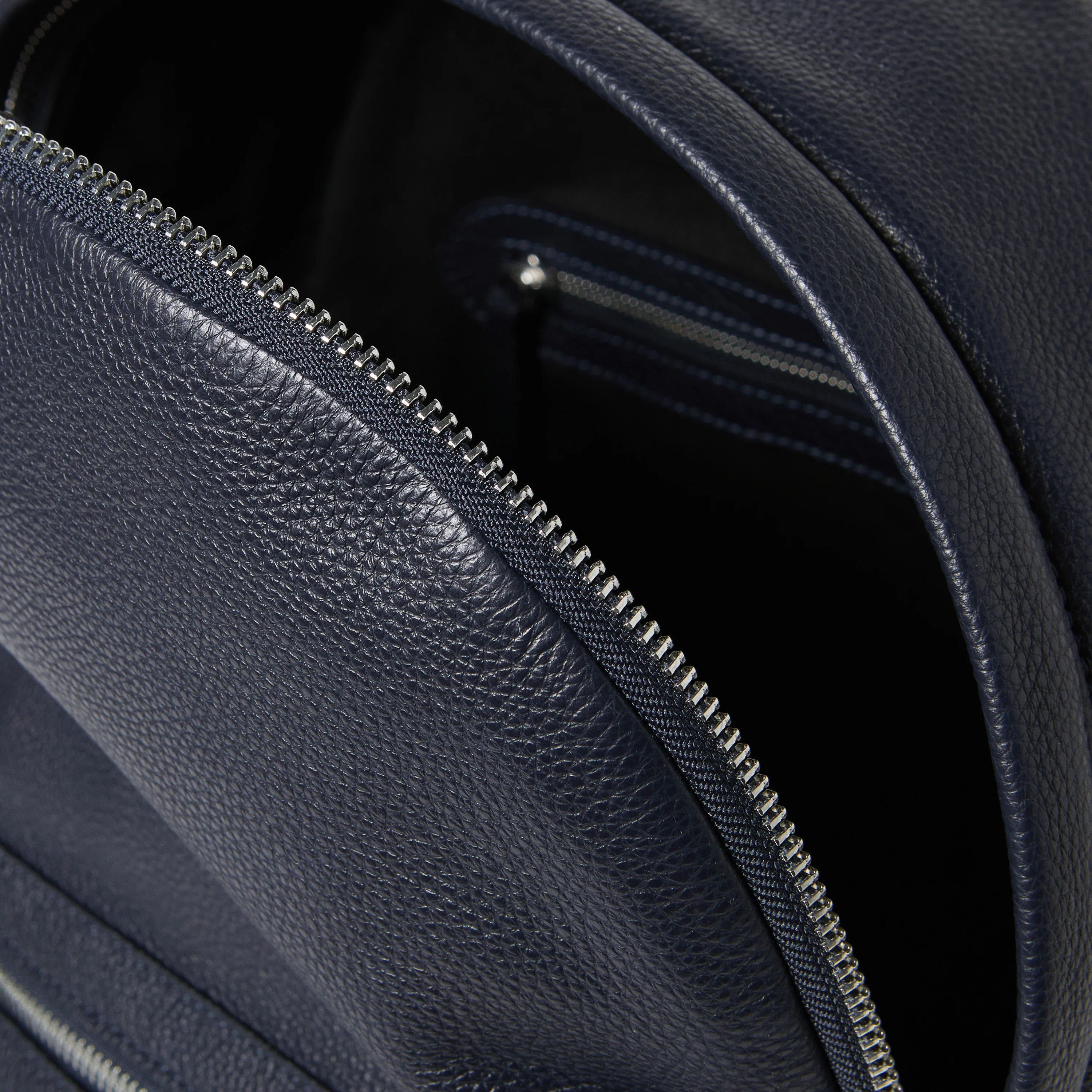 Full-Grain Leather Classic Backpack - Image 7