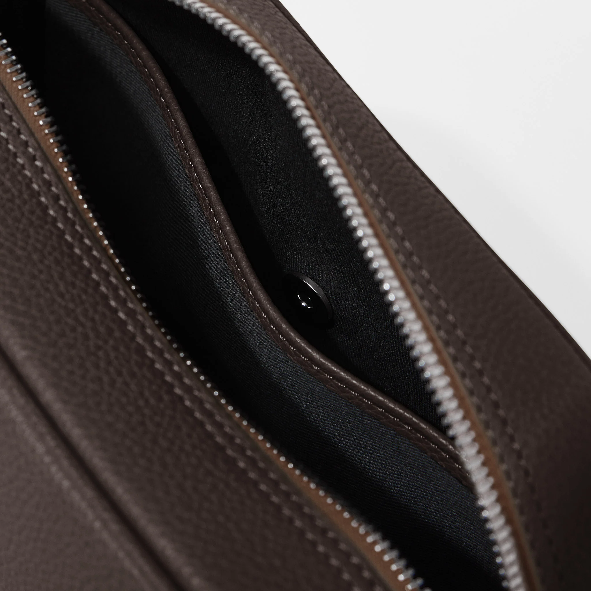 Full-Grain Leather Toiletry Bag - Image 4