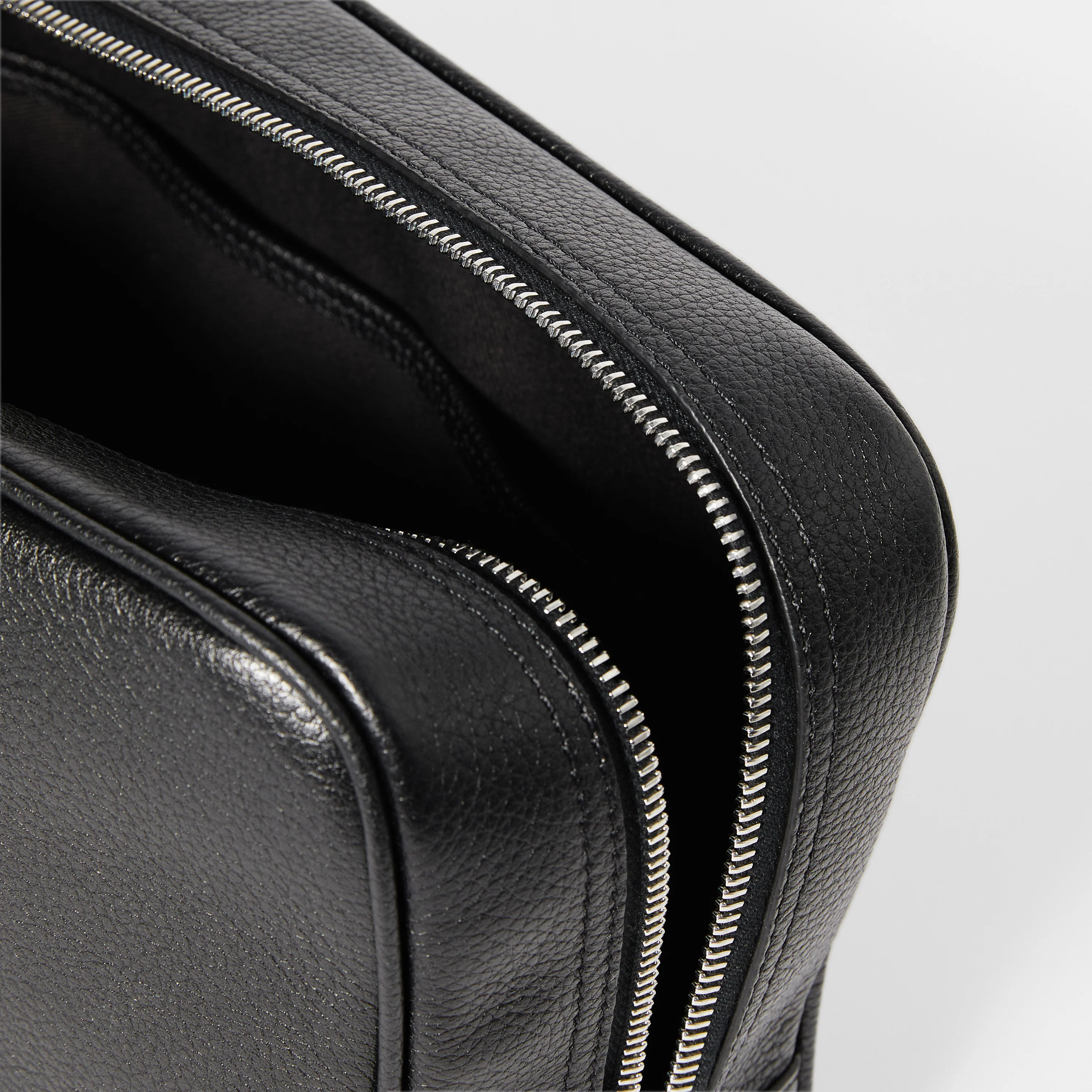Full-Grain Leather Toiletry Bag - Image 7
