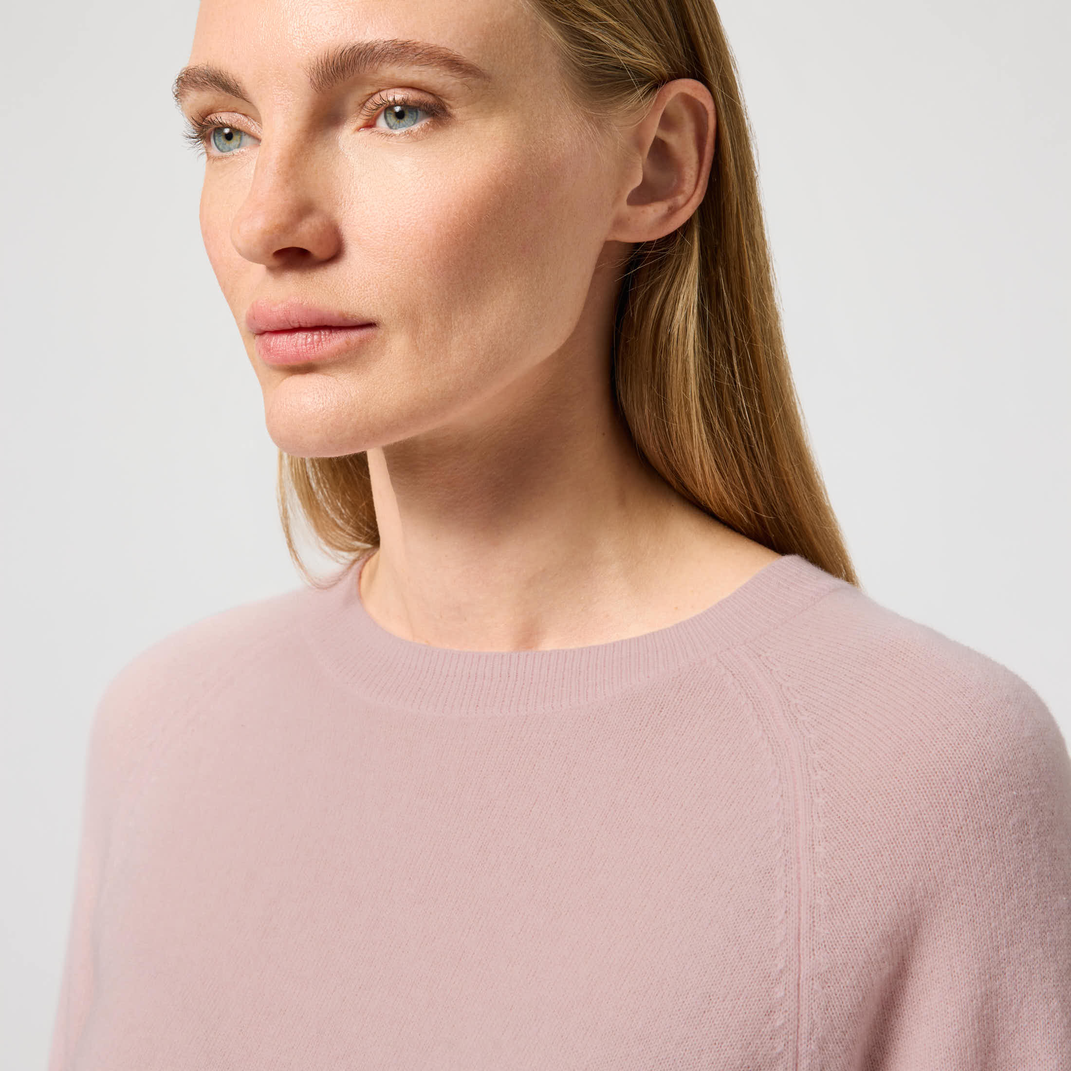 Women's Cashmere Crewneck Sweater - Image 11