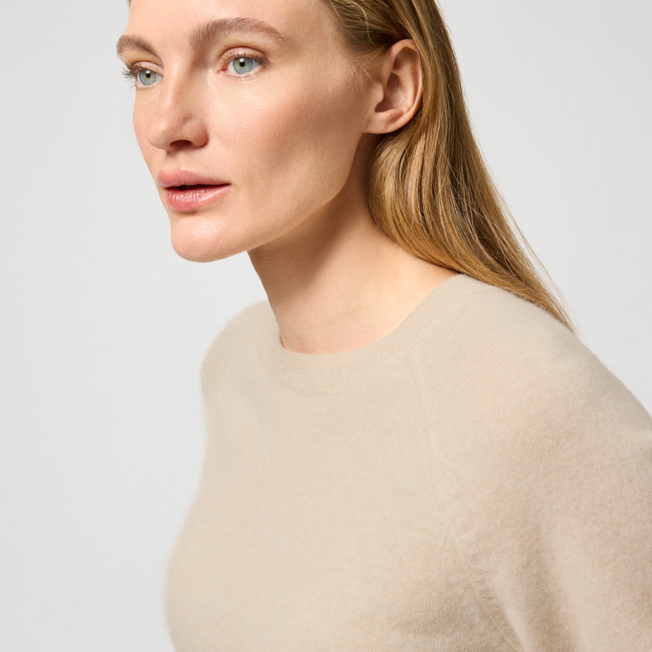 Women's Cashmere Crewneck Sweater - Image 4