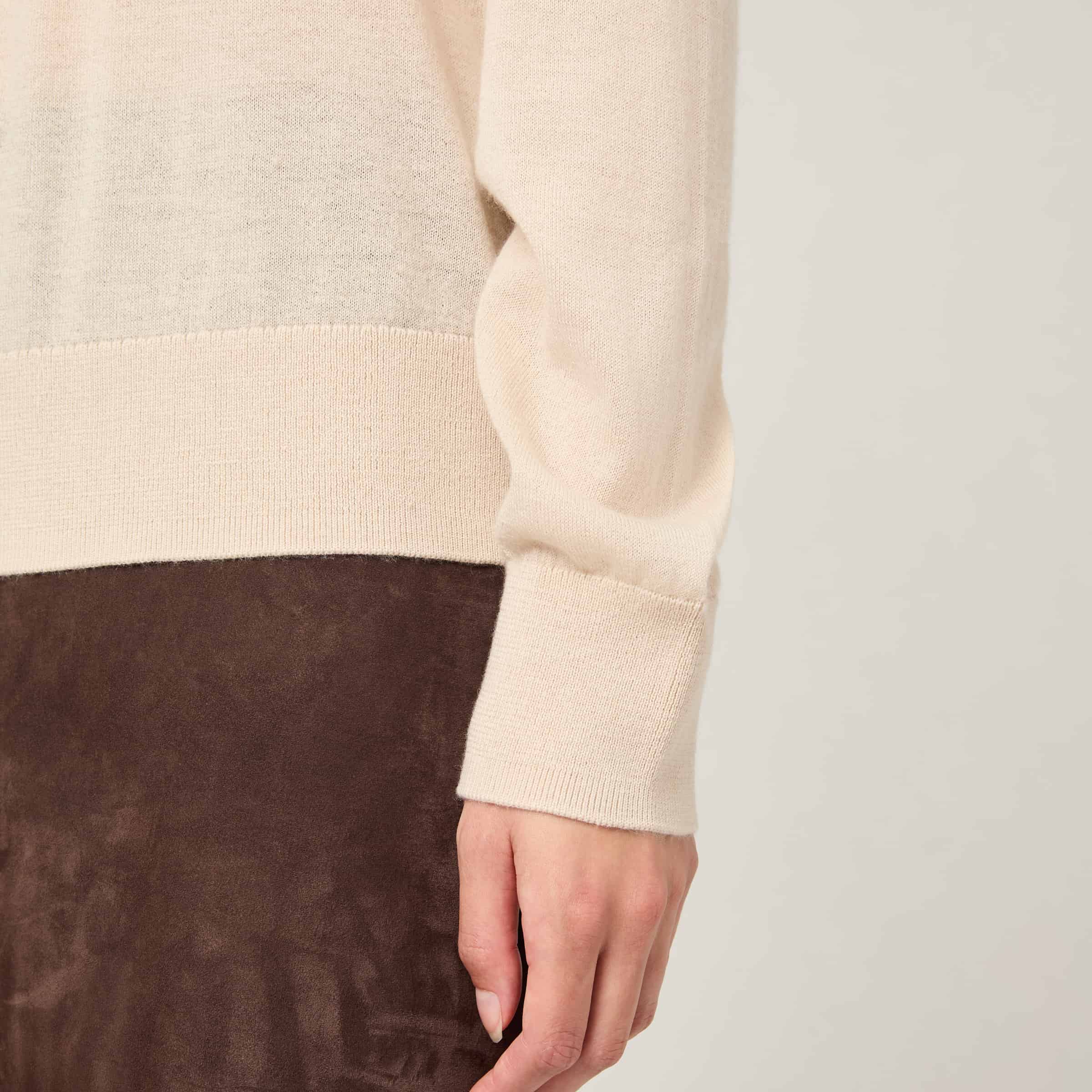 Women's Fine-Knit Cashmere V-Neck Sweater - Image 15