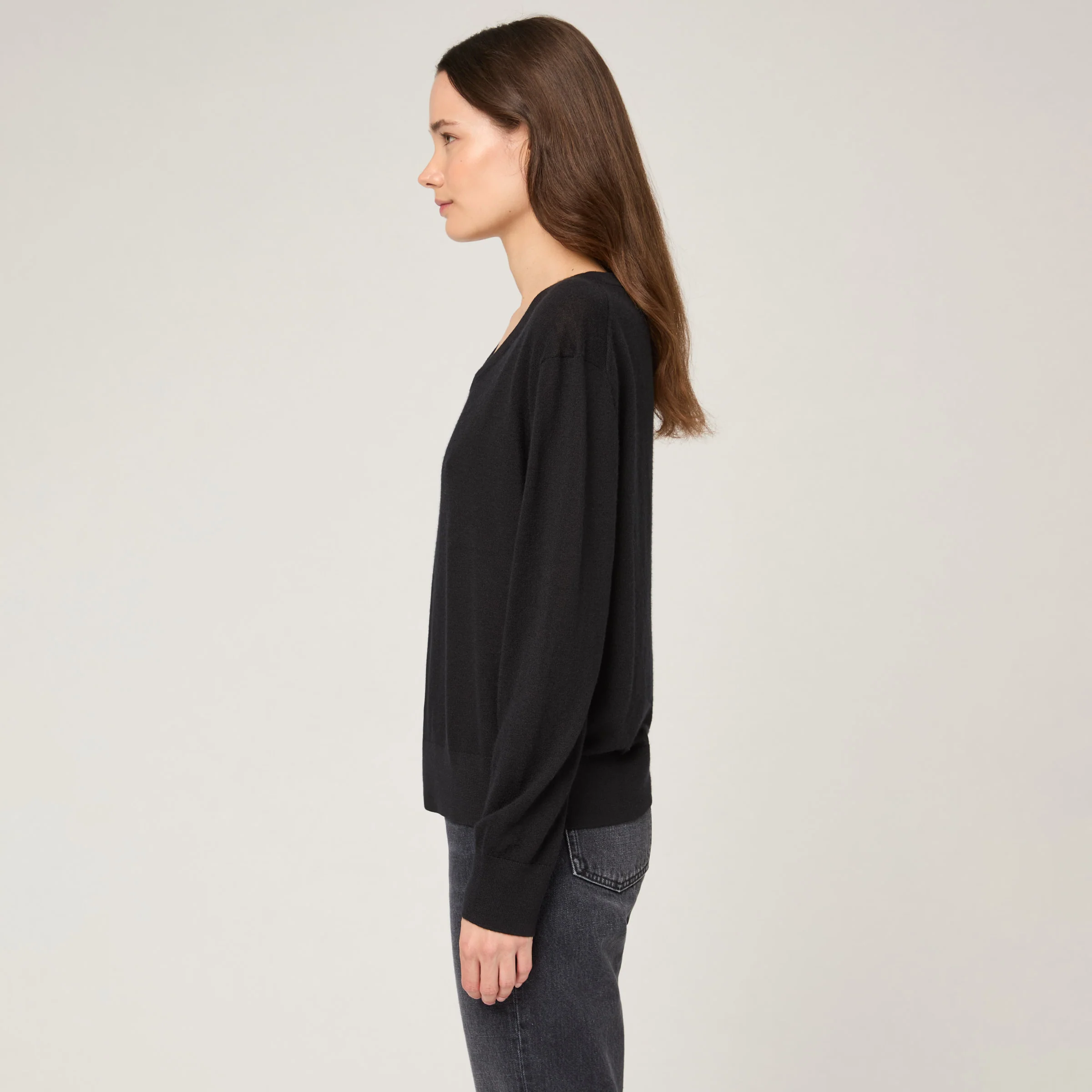 Women's Fine-Knit Cashmere V-Neck Sweater - Image 4