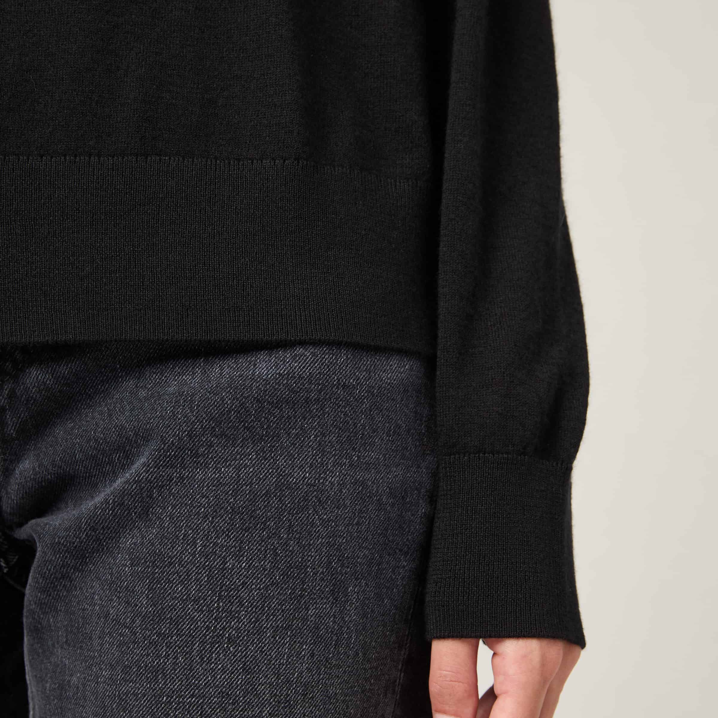 Women's Fine-Knit Cashmere V-Neck Sweater - Image 7