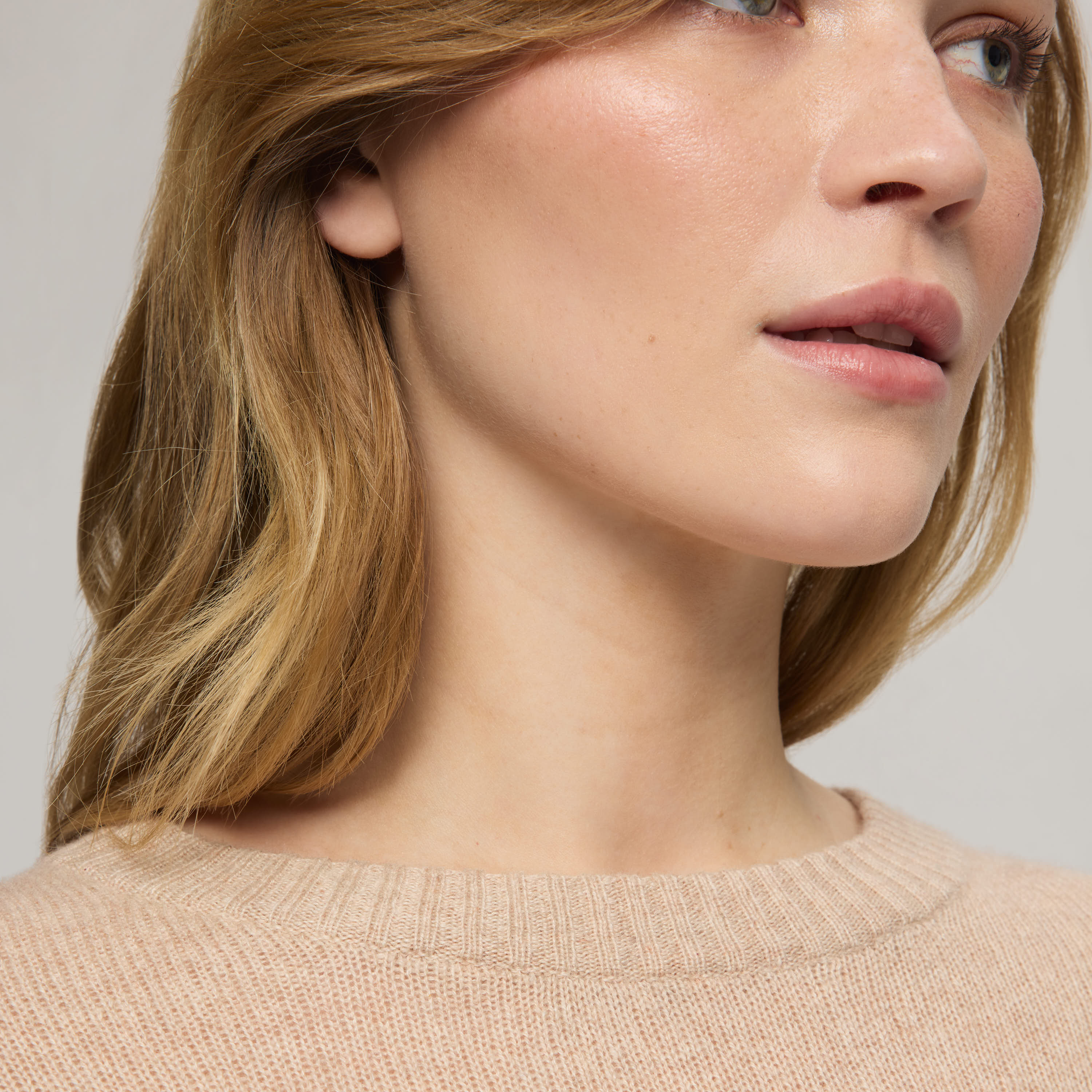 Women's Relaxed Silk-Cashmere Sweater - Image 11
